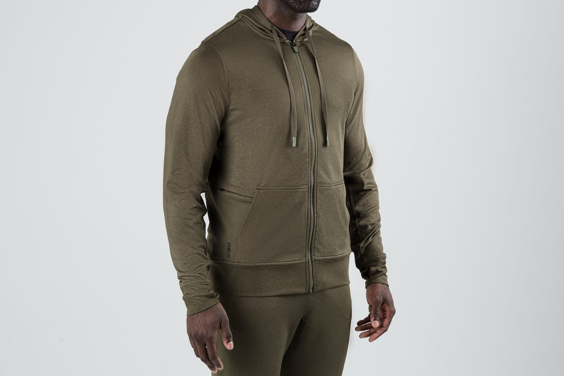 A man wearing the Attis Jacket in 
Heather Olive