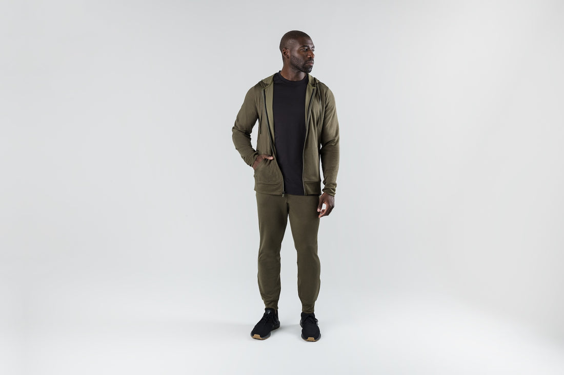 A man wearing the Attis Jacket in 
Heather Olive