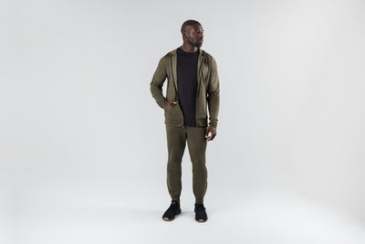 A man wearing the Attis Jacket in 
Heather Olive